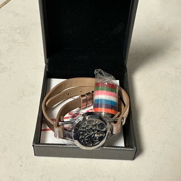 New ⭐️ Diffuser Bracelet and pads - Picture 3 of 4